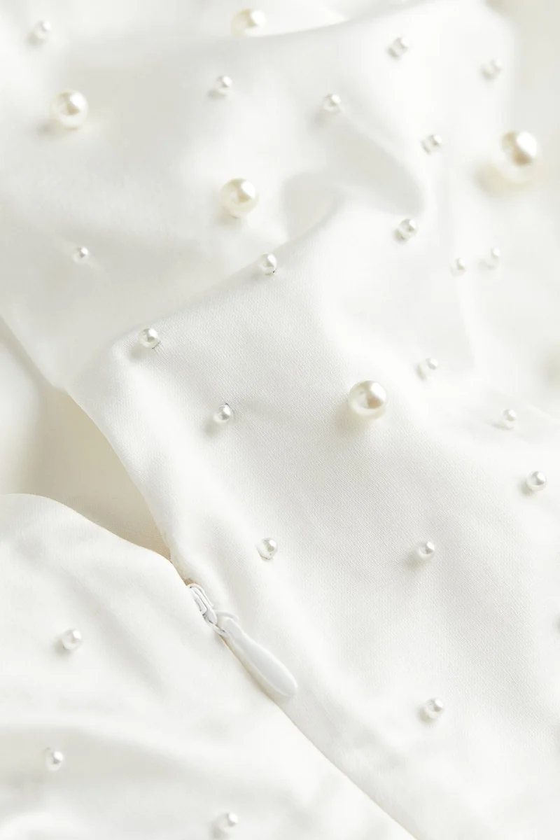 اتش اند ام فستان مزيّن بالخرز من الساتان