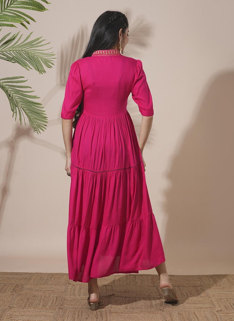 جلو باص فستان نسائي مطرز بياقة على شكل حرف  وأكمام منفوخة وخصر مجمع وتنورة متعددة الطبقات بتصميم - متوسط الطول للمناسبات - Image 4
