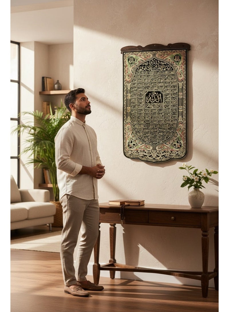 الحرائر  تعليقة جدارية مخملية فاخرة مقاس 48×87 سم بطباعة بارزة عالية الجودة، بتصميم إسلامي مميز يجمع بين الأناقة والروحانية. - Image 2