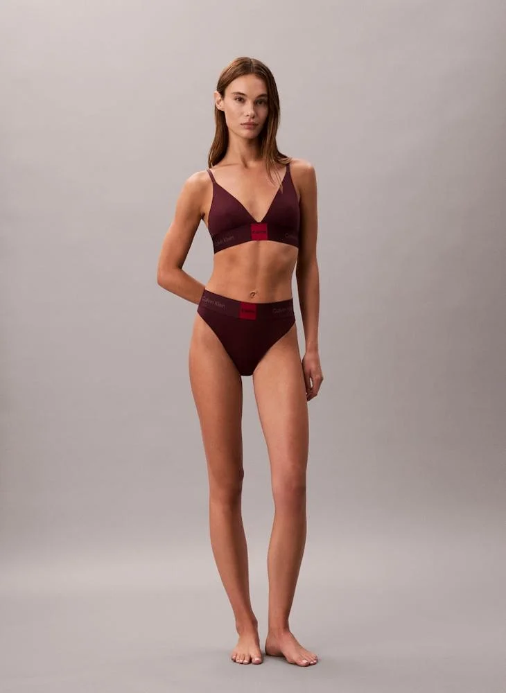 كالفن كلاين حمالة صدر مثلثة بدون بطانة بشعار