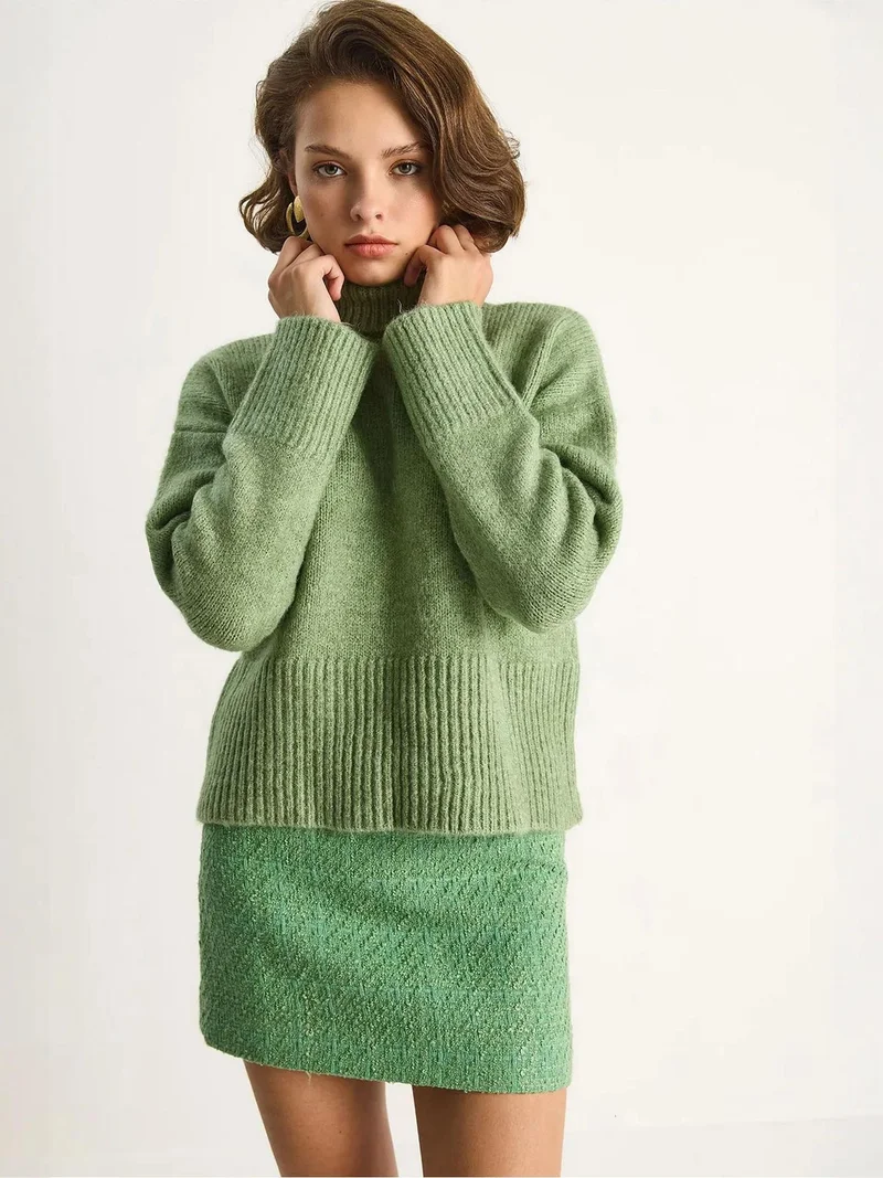 بيانكو لوتشي كنزة بياقة عالية محبوكة كبيرة الحجم من لوتشي