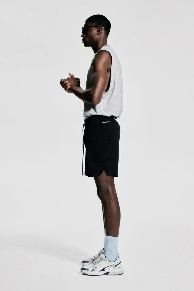اتش اند ام شورت رياضي كارغو من قماش دراي موف