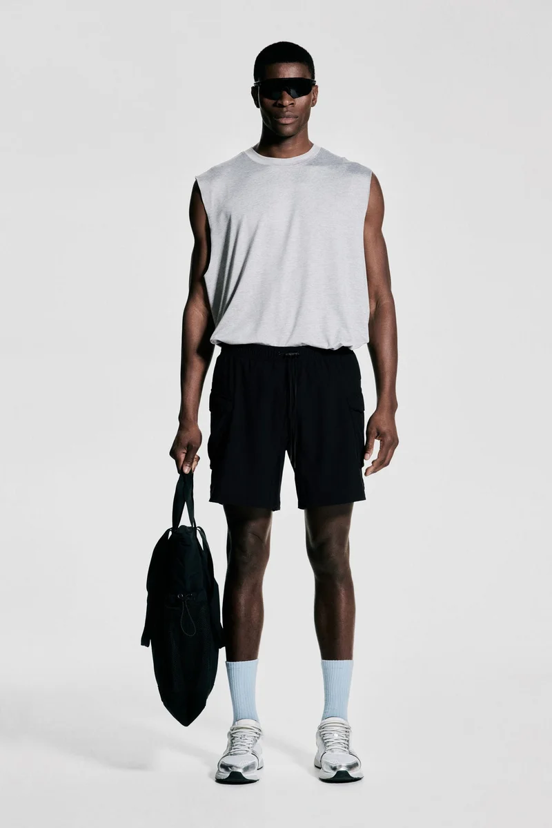 اتش اند ام شورت رياضي كارغو من قماش دراي موف