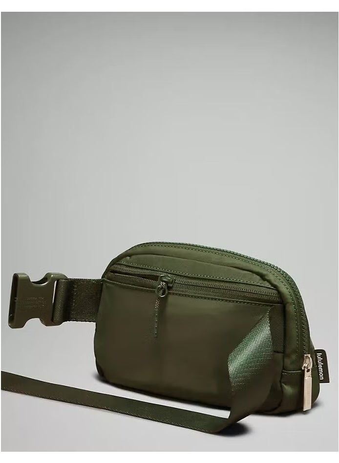 حقيبة الخصر "إيفريوير" باللون أخضر، مدمجة ومريحة، مزودة بأماكن تخزين بسحابات، جيب خارجي سهل الوصول، وجيب داخلي لتخزين الأساسيات للتنقل