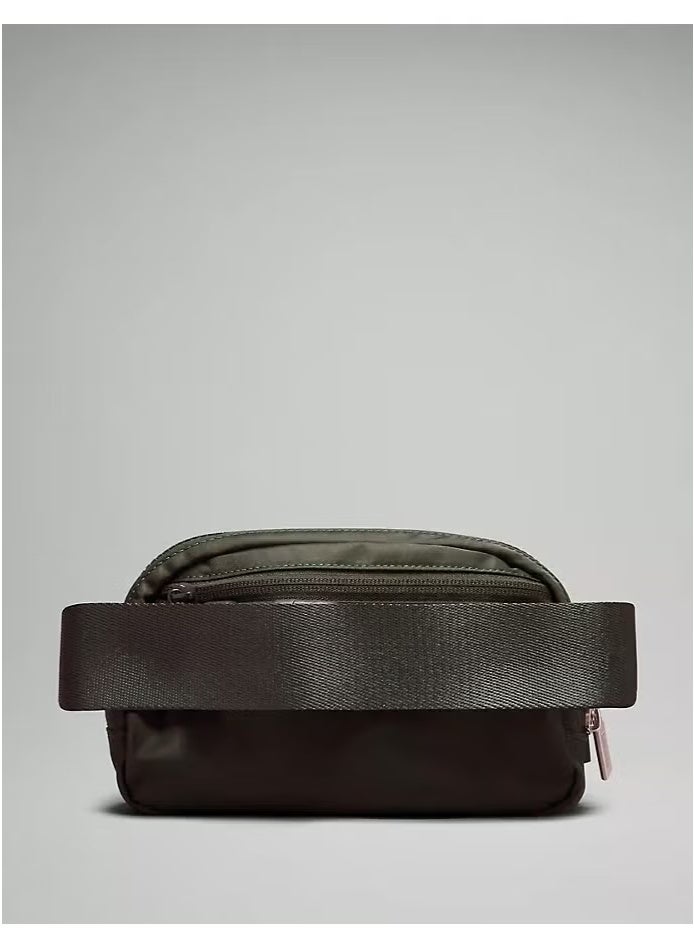 حقيبة الخصر "إيفريوير" باللون أخضر، مدمجة ومريحة، مزودة بأماكن تخزين بسحابات، جيب خارجي سهل الوصول، وجيب داخلي لتخزين الأساسيات للتنقل