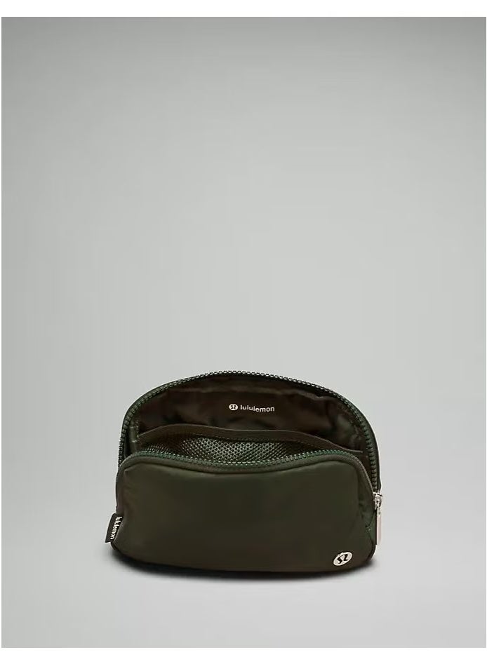 حقيبة الخصر "إيفريوير" باللون أخضر، مدمجة ومريحة، مزودة بأماكن تخزين بسحابات، جيب خارجي سهل الوصول، وجيب داخلي لتخزين الأساسيات للتنقل