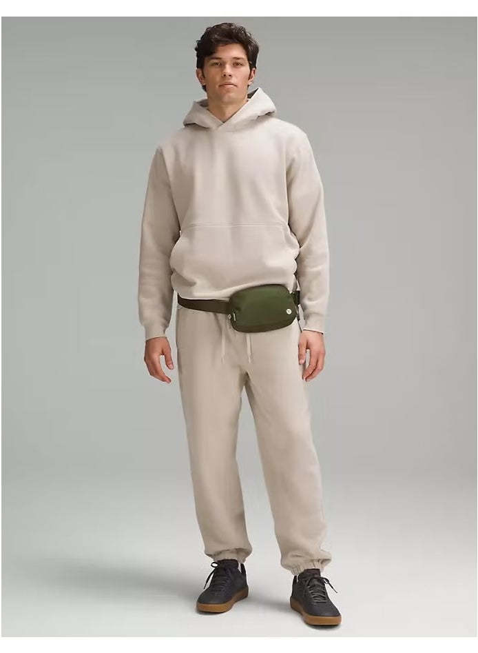 حقيبة الخصر "إيفريوير" باللون أخضر، مدمجة ومريحة، مزودة بأماكن تخزين بسحابات، جيب خارجي سهل الوصول، وجيب داخلي لتخزين الأساسيات للتنقل