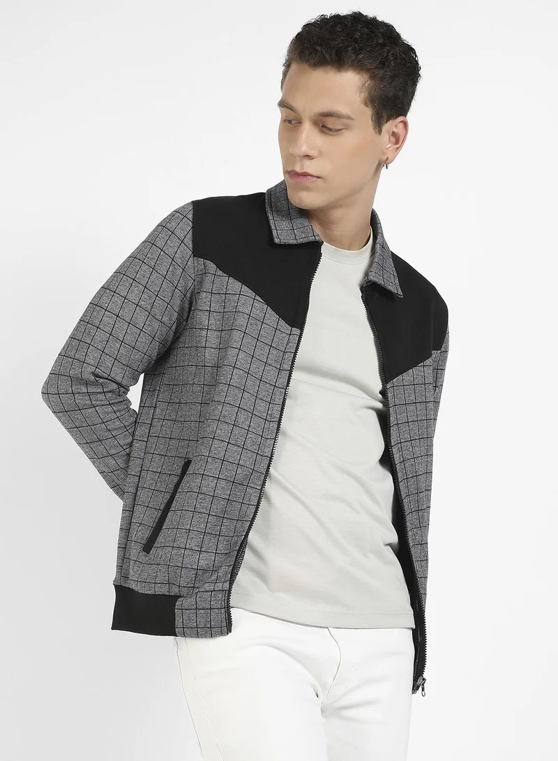 Campus Sutra Men's Grey Zip-Front Graph Checkered Jacket | سترة بسحاب أمامي | كم طويل | نمط كتلة اللون | كاجوال ويومي | طوق منتشر