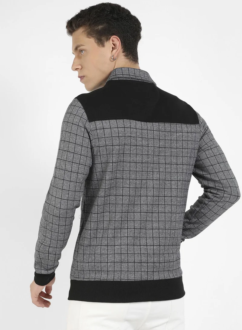 Campus Sutra Men's Grey Zip-Front Graph Checkered Jacket | سترة بسحاب أمامي | كم طويل | نمط كتلة اللون | كاجوال ويومي | طوق منتشر