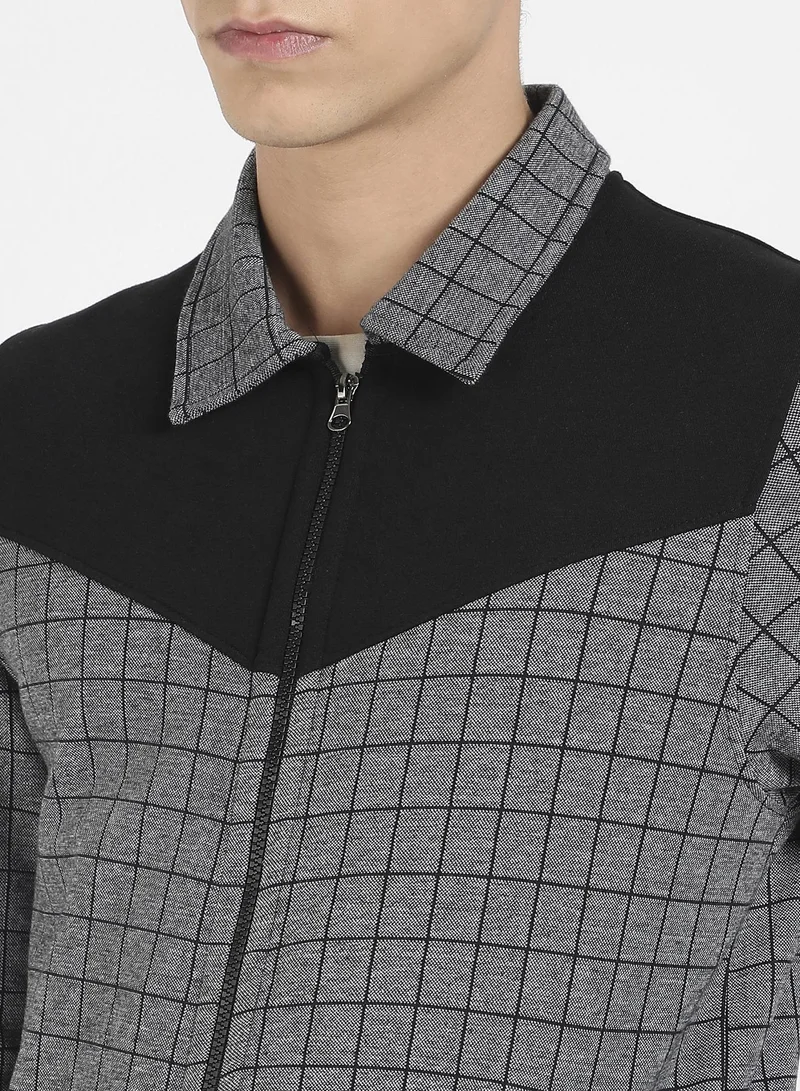 Campus Sutra Men's Grey Zip-Front Graph Checkered Jacket | سترة بسحاب أمامي | كم طويل | نمط كتلة اللون | كاجوال ويومي | طوق منتشر