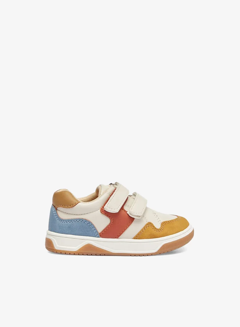 بيرفيت سنيكرز ملون بإغلاق لاصق