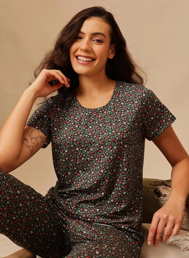 كلوفيا طقم بيجاما من بنطال وتيشيرت بطبعة زهور