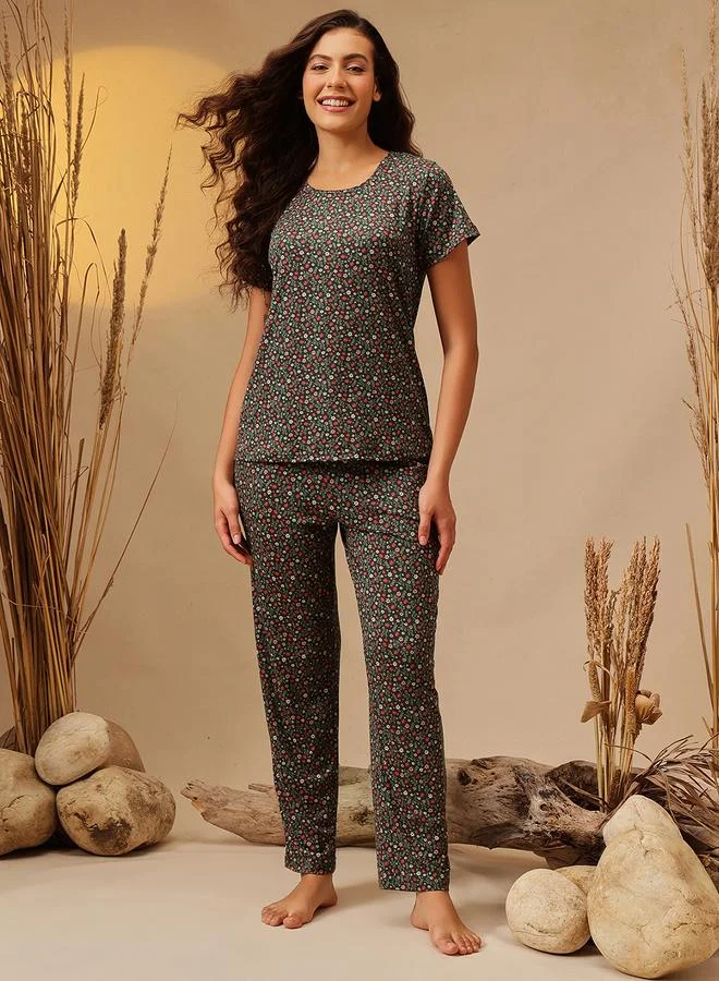 كلوفيا طقم بيجاما من بنطال وتيشيرت بطبعة زهور