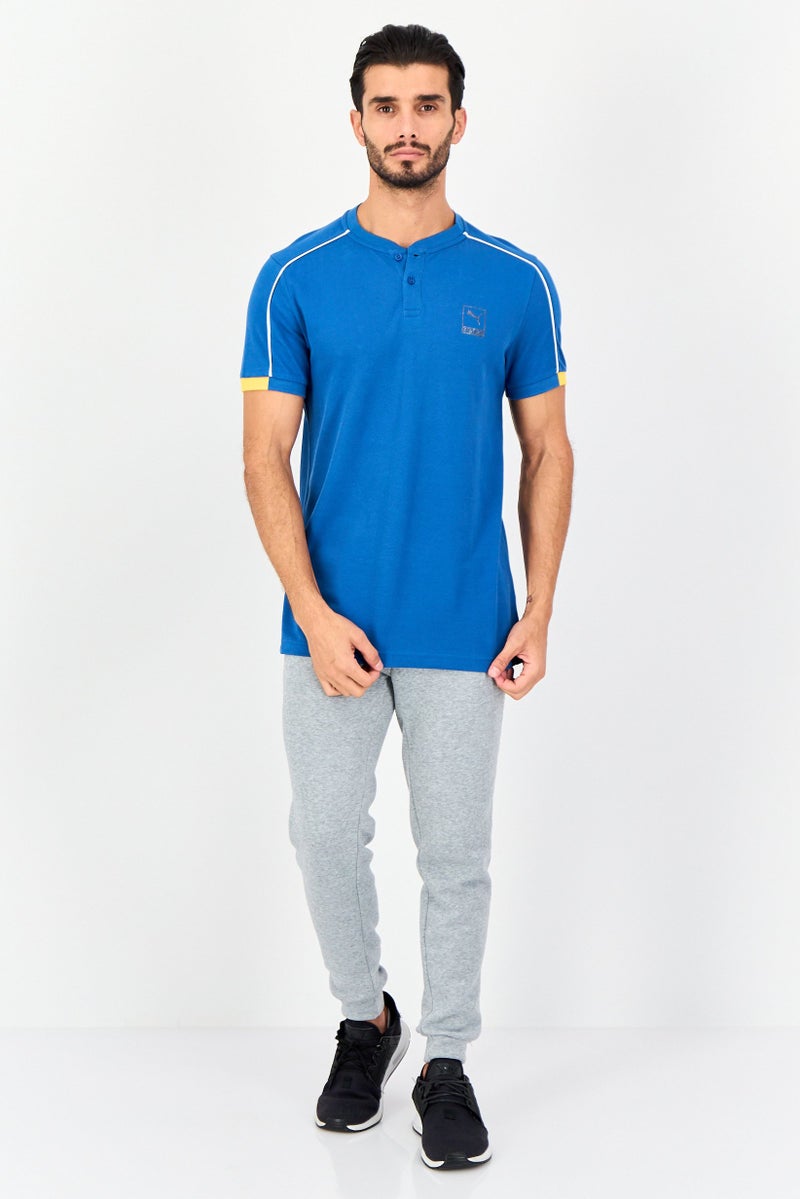 PUMA تي شيرت بومّا x وان8 للرجال بقصة ضيقة بأكمام قصيرة، أزرق بحيرة - Image 2