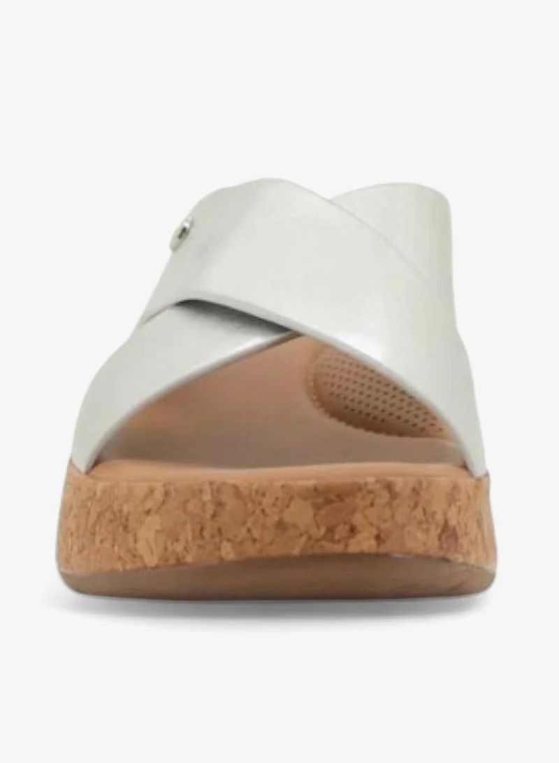 باتا صندل بكعب إسفيني مع أحزمة متقاطعة معدنية