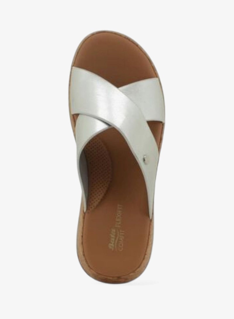 باتا صندل بكعب إسفيني مع أحزمة متقاطعة معدنية - Image 4