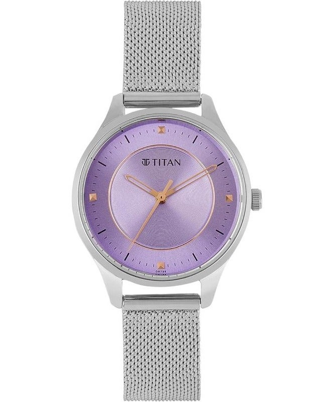 TITAN ساعة تيتان للنساء بقرص دائري بنفسجي وحزام شبكي فضي 2649sm04 - Image 1