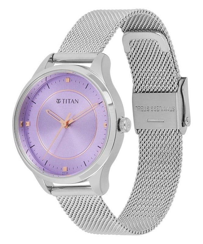TITAN ساعة تيتان للنساء بقرص دائري بنفسجي وحزام شبكي فضي 2649sm04 - Image 4