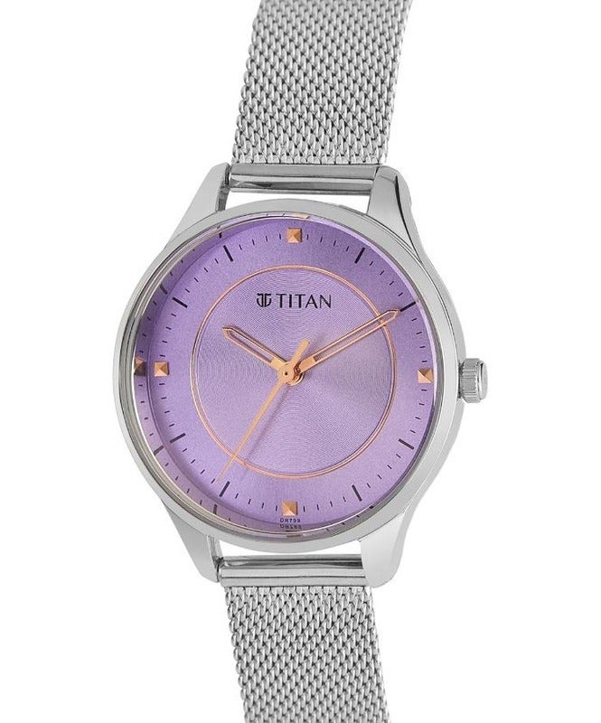 TITAN ساعة تيتان للنساء بقرص دائري بنفسجي وحزام شبكي فضي 2649sm04 - Image 2