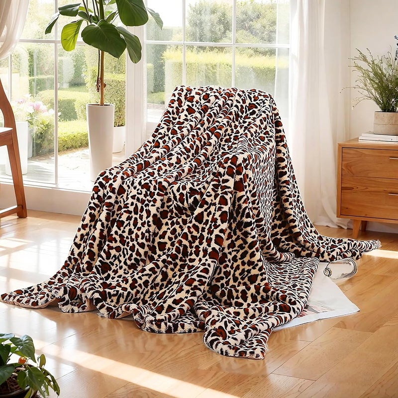 UKELER بطانية Leopard بحجم 60'' x 80''، وزن 480 جرام، ذات طرفين مصنوعين من فرو صناعي، سميكة وناعمة جدًا، مناسبة للاستخ��ام في السرير، الأريكة، السفر، والتخييم. بطانية مزينة بطباعة الفهد، مناسبة لجميع المواسم. - Image 1