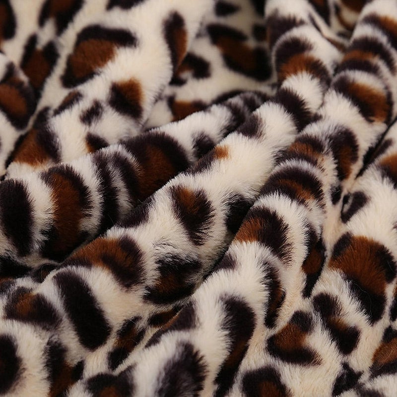 UKELER بطانية Leopard بحجم 60'' x 80''، وزن 480 جرام، ذات طرفين مصنوعين من فرو صناعي، سميكة وناعمة جدًا، مناسبة للاستخ��ام في السرير، الأريكة، السفر، والتخييم. بطانية مزينة بطباعة الفهد، مناسبة لجميع المواسم. - Image 4