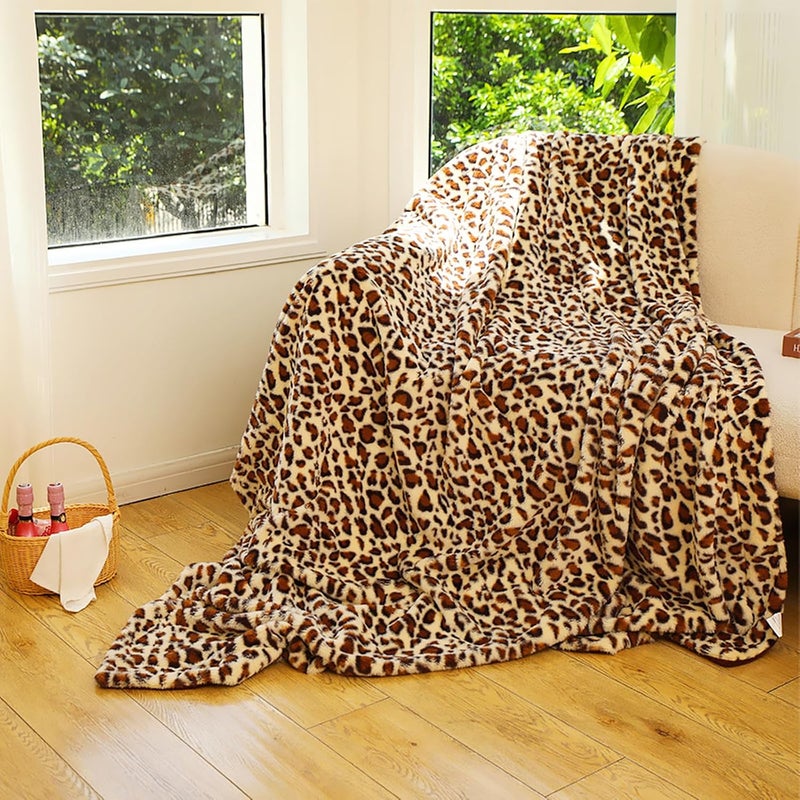 UKELER بطانية Leopard بحجم 60'' x 80''، وزن 480 جرام، ذات طرفين مصنوعين من فرو صناعي، سميكة وناعمة جدًا، مناسبة للاستخ��ام في السرير، الأريكة، السفر، والتخييم. بطانية مزينة بطباعة الفهد، مناسبة لجميع المواسم. - Image 2