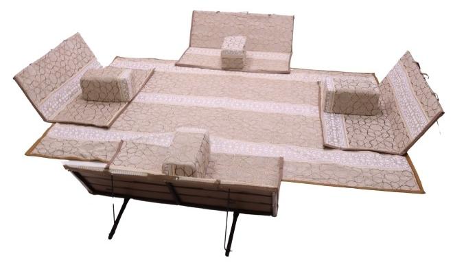 سمارت هوم مجموعة جلوس أرضية تراثية مكونة من 9 قطع مناسبة للسفر والرحلات  البرية والحديقة  , طقم فرشة تخييم ارضية مع اربع مراكى و 4 كراسي  وبساط من القماش عالي الجودة يكفي ل 8 أشخاص - Image 1