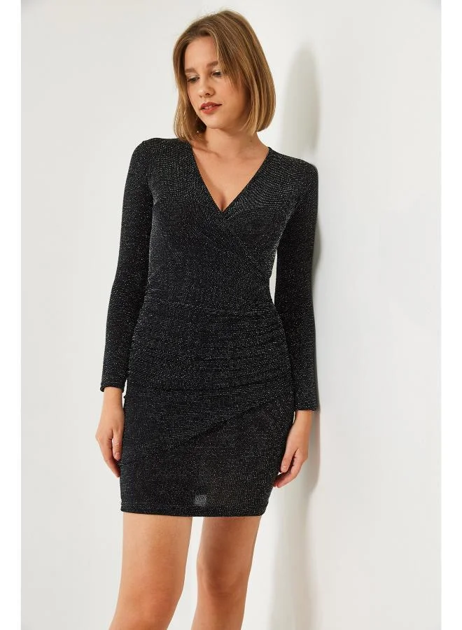 جينجر فستان سهرة بياقة على شكل حرف  لامع