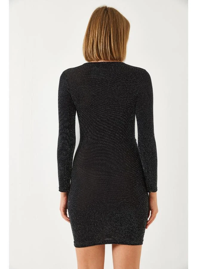 جينجر فستان سهرة بياقة على شكل حرف  لامع