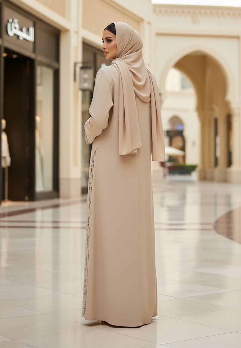 النخبة عباية بيج بسيطة بتطريز خطوط انسيابية من قماش ندا الفاخر - Image 4