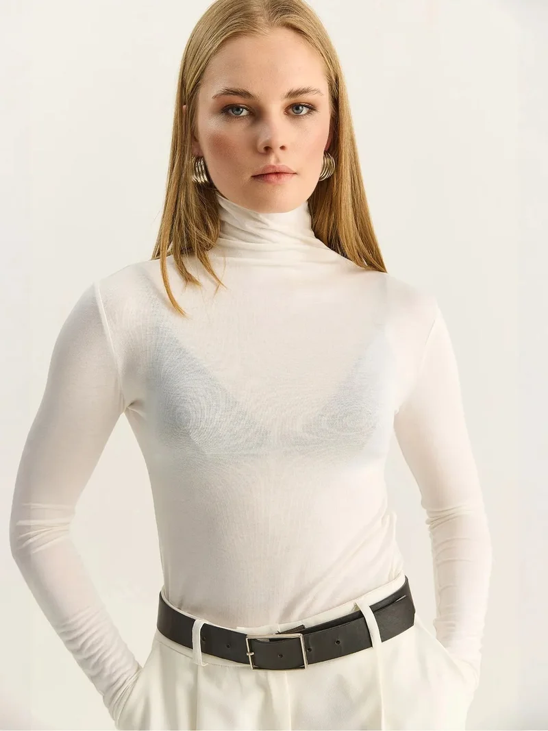 بيانكو لوتشي LUCCI Fitted Long Sleeve Turtleneck Blouse