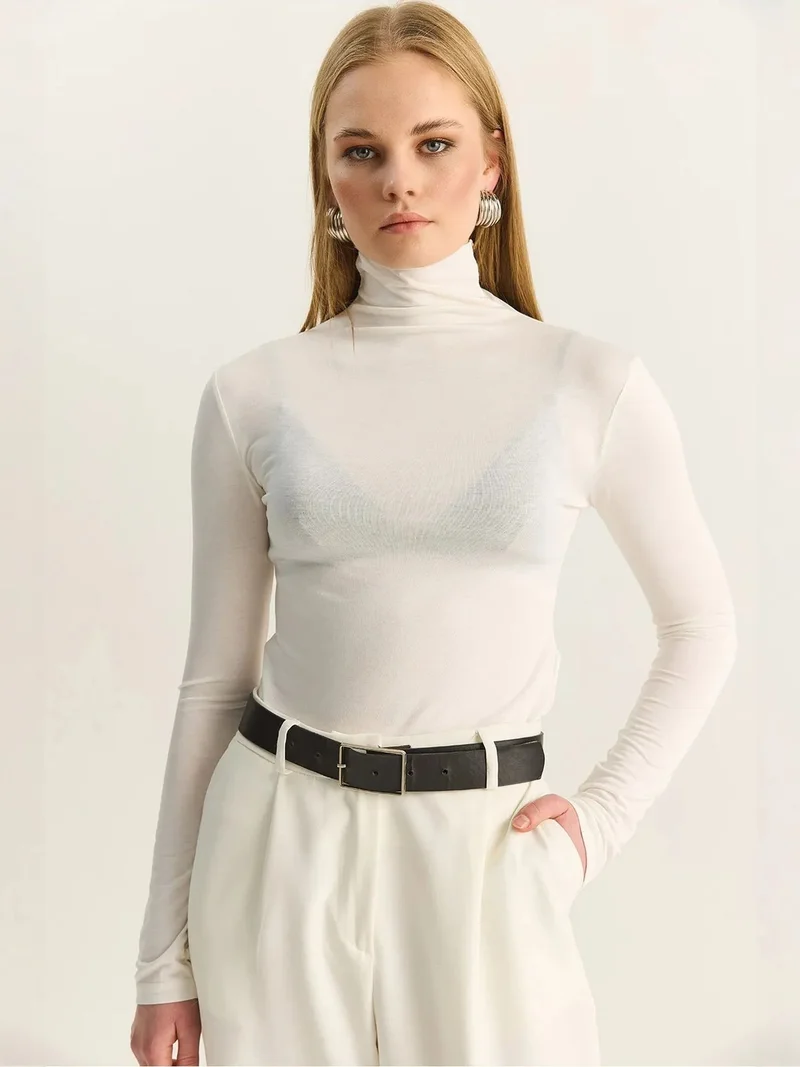 بيانكو لوتشي LUCCI Fitted Long Sleeve Turtleneck Blouse