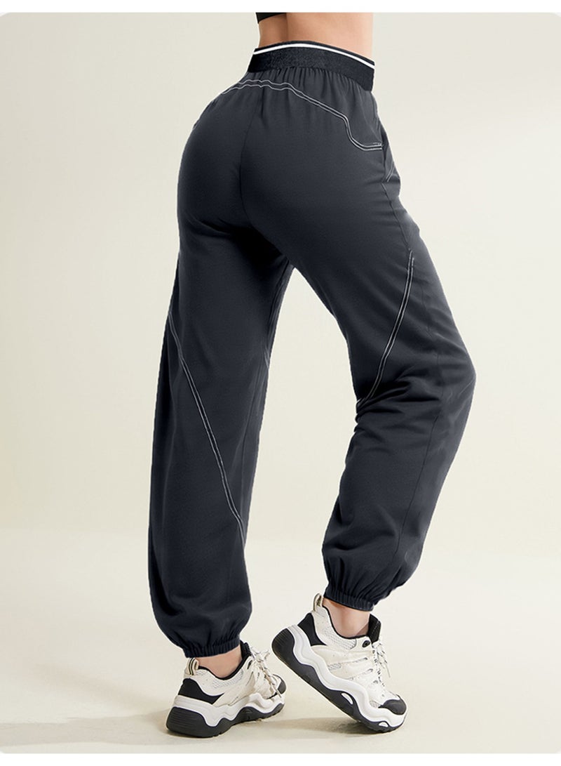 بنطال رياضي رمادي غامق بخياطة متباينة وأساور مرنة