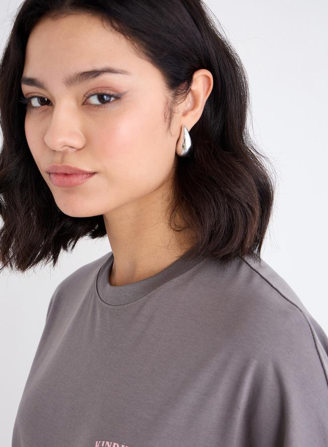 Styli Oversized Slogan T-Shirt and Badge Detail Leggings Co-Ords - Image 4