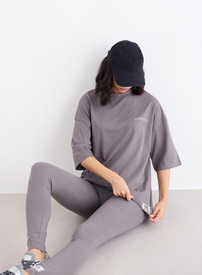 Styli Oversized Slogan T-Shirt and Badge Detail Leggings Co-Ords - Image 3