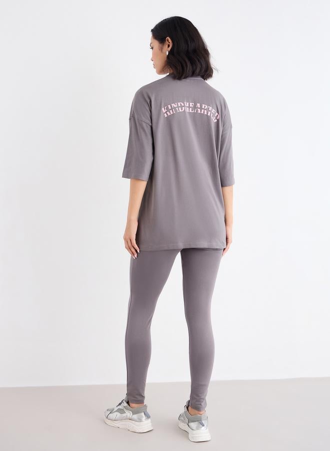 Styli Oversized Slogan T-Shirt and Badge Detail Leggings Co-Ords - Image 5