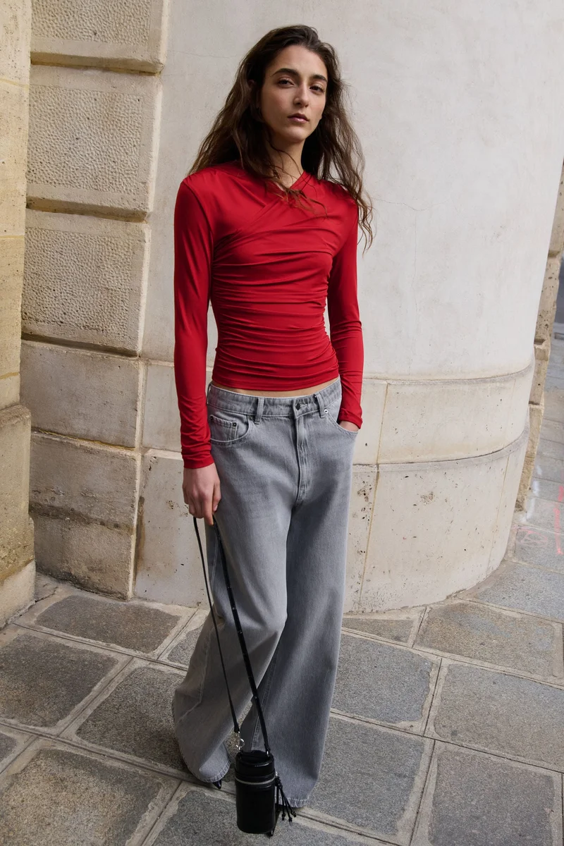 اتش اند ام بلوزة منسدلة من الجيرسيه