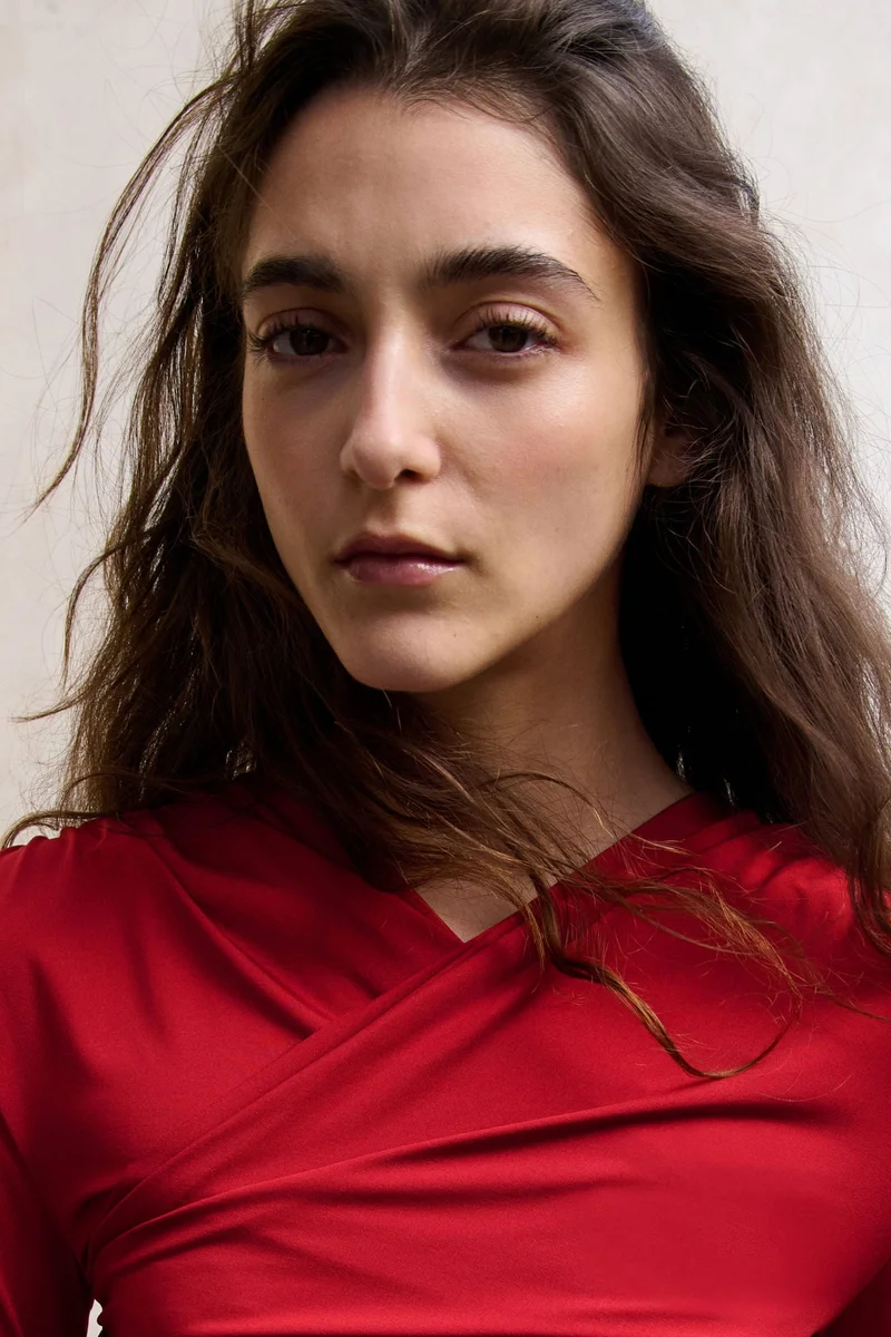 اتش اند ام بلوزة منسدلة من الجيرسيه