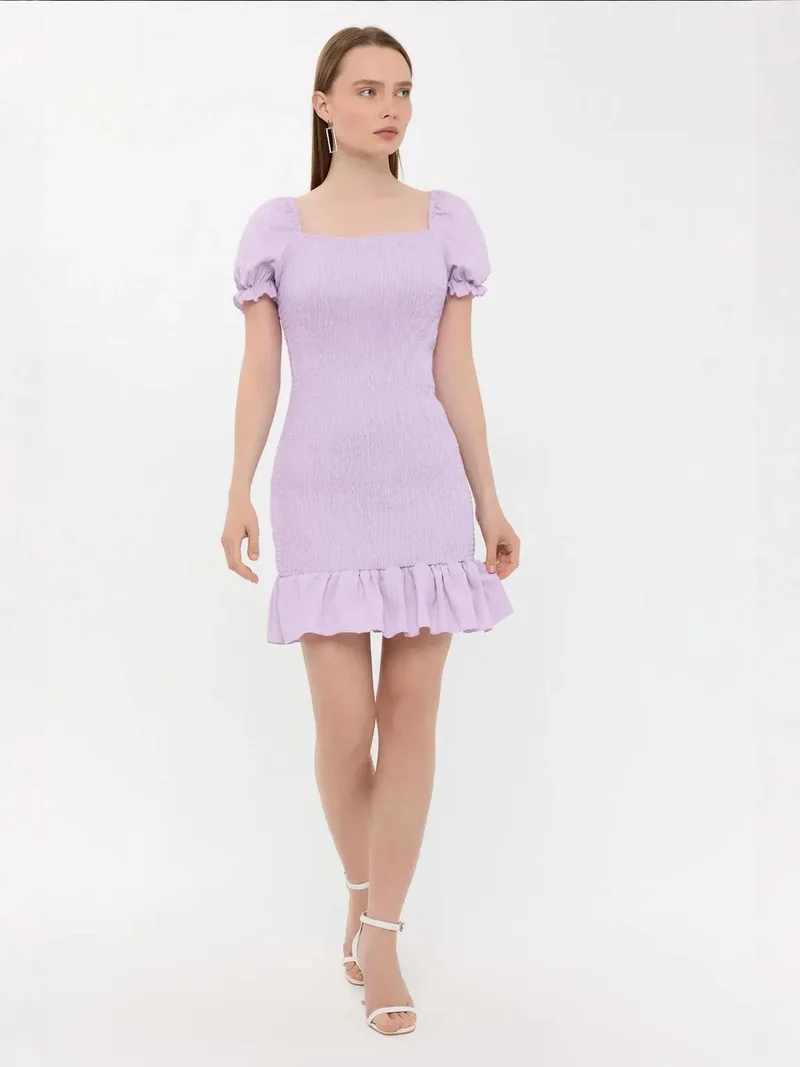 زوبعة فستان قصير بياقة مربعة مكشكشة وأكمام منفوشة