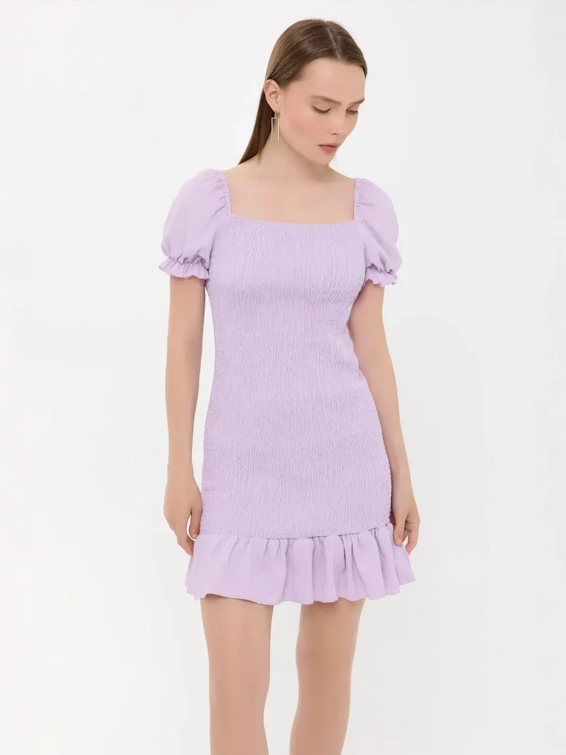 زوبعة فستان قصير بياقة مربعة مكشكشة وأكمام منفوشة