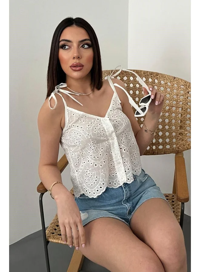 إند بلاك بلوزة برويدي بيضاء بحجم M ذات رباط أبيض.