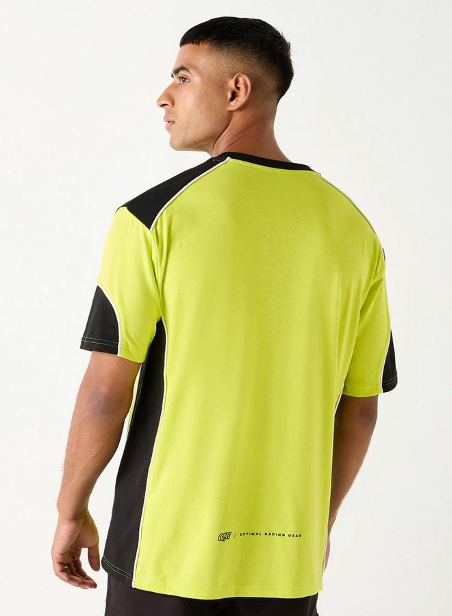 اس بي كاركترز تيشيرت بياقة ضيقة وأكمام قصيرة وطبعات تايبوجرافيك - Image 3