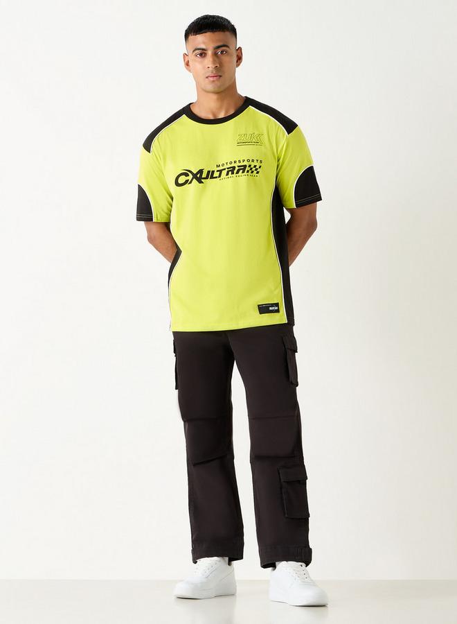 اس بي كاركترز تيشيرت بياقة ضيقة وأكمام قصيرة وطبعات تايبوجرافيك - Image 2