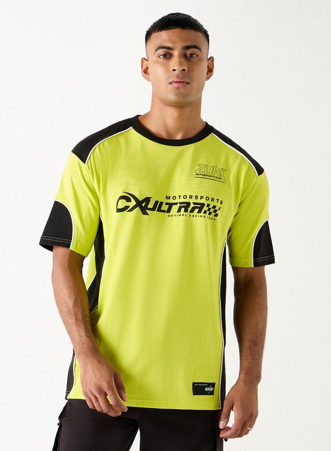 اس بي كاركترز تيشيرت بياقة ضيقة وأكمام قصيرة وطبعات تايبوجرافيك - Image 1