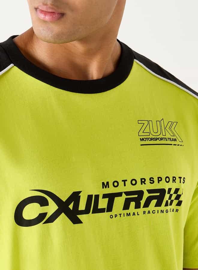 اس بي كاركترز تيشيرت بياقة ضيقة وأكمام قصيرة وطبعات تايبوجرافيك - Image 4