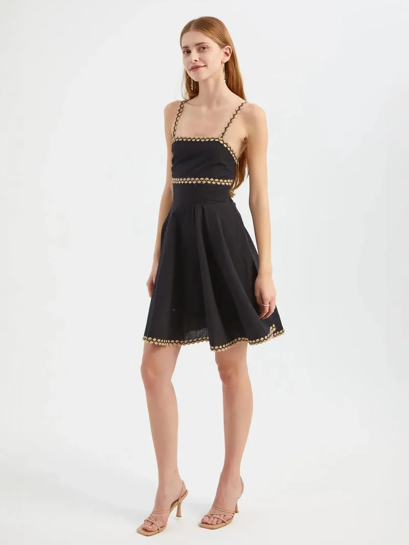 زوبعة فستان قصير بياقة مربعة ورباط سباغيتي بتصميم -