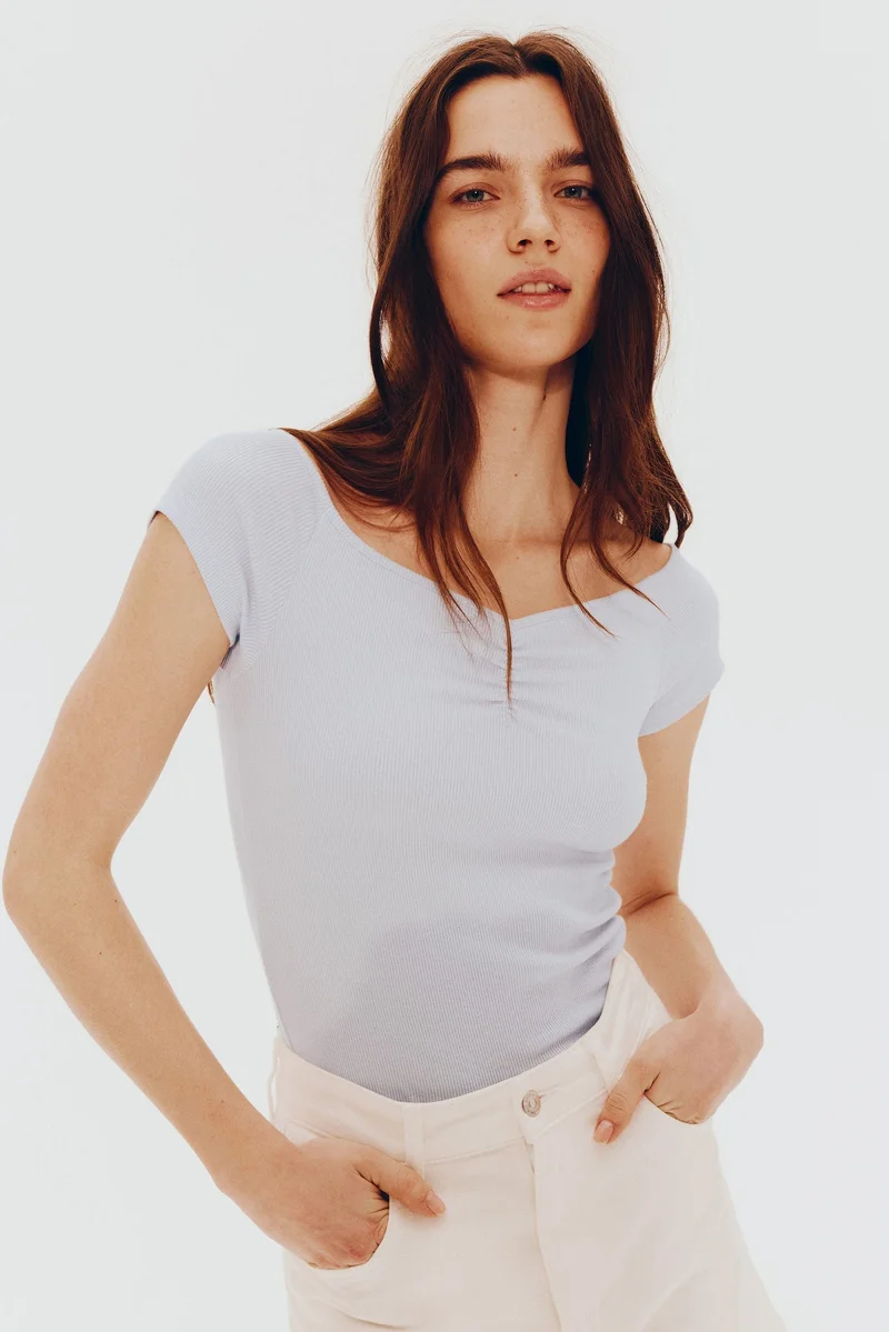 اتش اند ام بلوزة مرنة بقبة واسعة