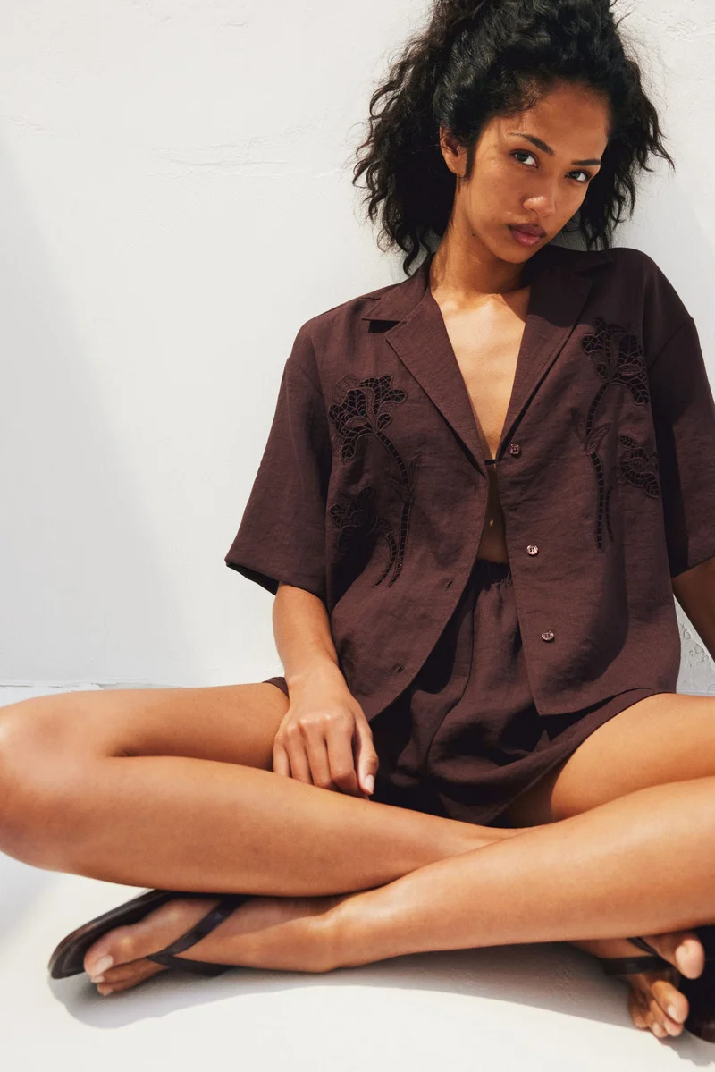 اتش اند ام قميص بتطريزات إنجليزية