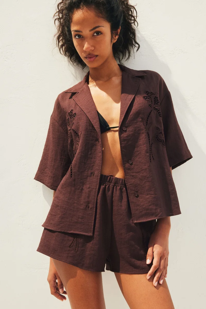 اتش اند ام قميص بتطريزات إنجليزية