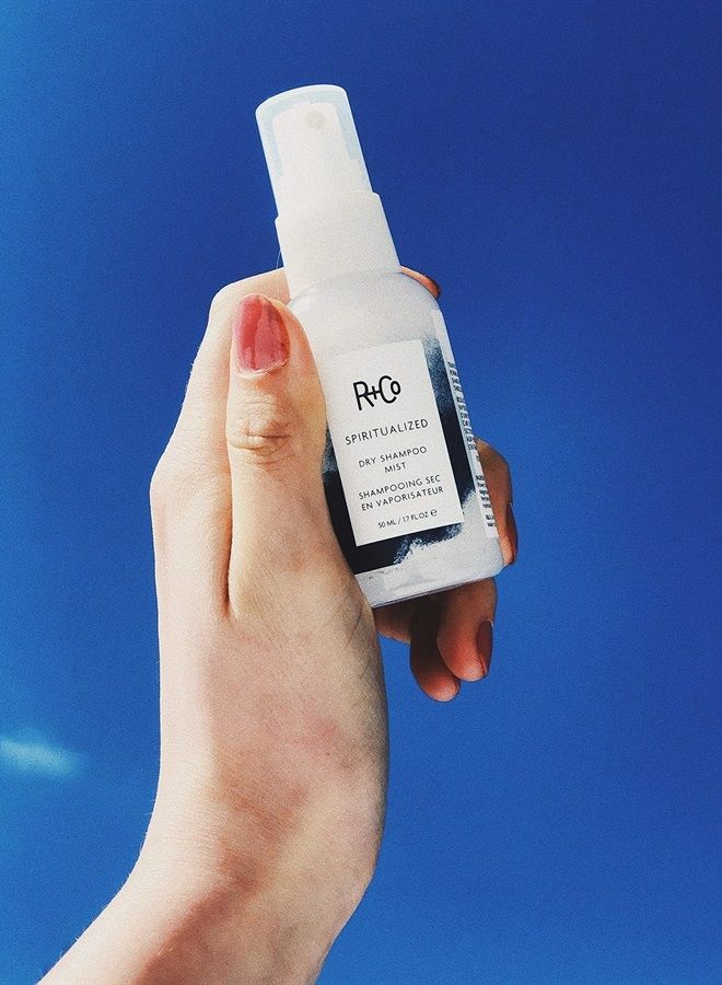 R+Co بخاخ الشامبو الجاف الروحي للسفر | ينظف + ينعش، شامبو جاف خالي من بقايا | نباتي + خالي من التجارب على الحيوانات | 1.7 أونصة - Image 1